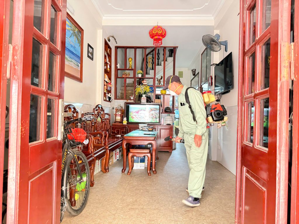 PHƯỜNG PHƯƠNG LIỆT CHỦ ĐỘNG PHUN HÓA CHẤT DIỆT MUỖI TRƯỞNG THÀNH PHÒNG, CHỐNG SỐT XUẤT HUYẾT LẦN 2 NĂM 2026