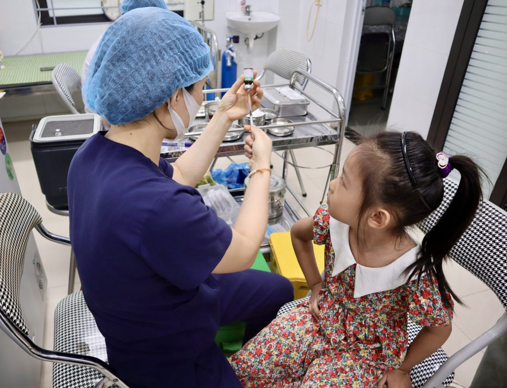 PHƯỜNG PHƯƠNG LIỆT TRIỂN KHAI TIÊM CHỦNG BÙ LIỀU CHO TRẺ NHẬP HỌC VÀ TIÊM VẮC XIN UỐN VÁN – BẠCH HẦU (Td) CHO TRẺ 7 TUỔI